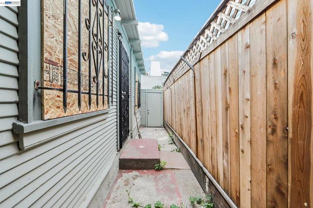 5826 Avenal, Oakland, CA 94605