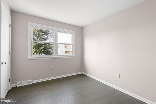 12 LESLEY LN, New Castle, DE 19720