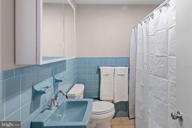 12 LESLEY LN, New Castle, DE 19720