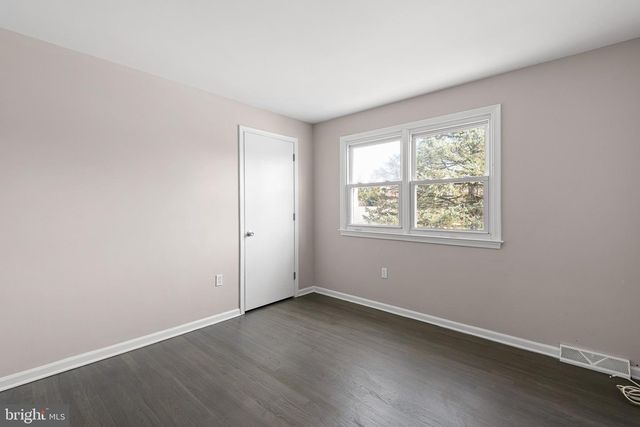 12 LESLEY LN, New Castle, DE 19720