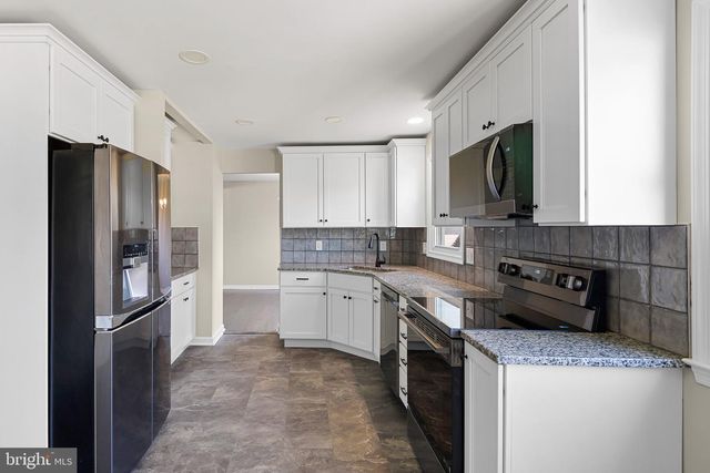 12 LESLEY LN, New Castle, DE 19720