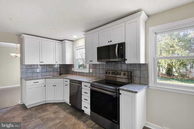 12 LESLEY LN, New Castle, DE 19720