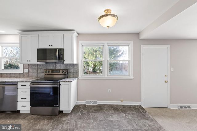 12 LESLEY LN, New Castle, DE 19720