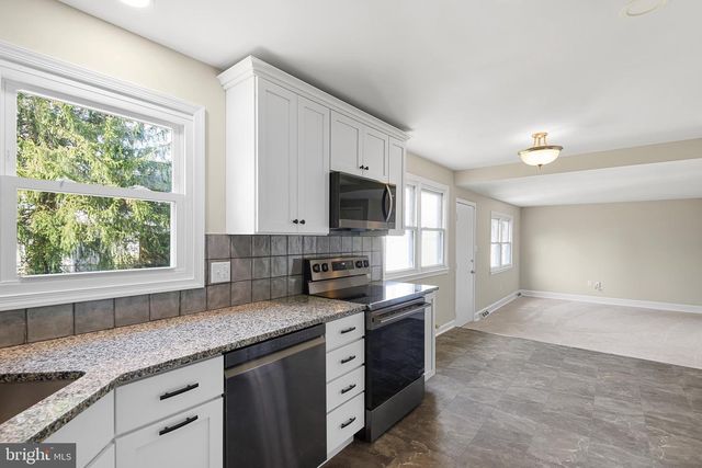 12 LESLEY LN, New Castle, DE 19720