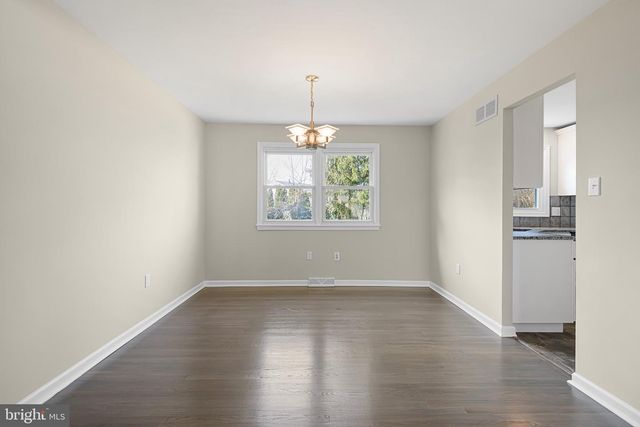 12 LESLEY LN, New Castle, DE 19720