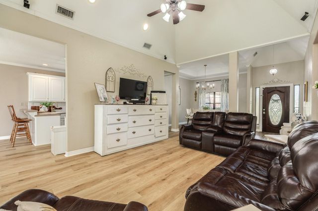 429 N Amherst Drive, West Columbia, TX 77486