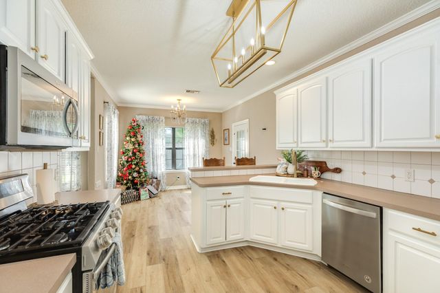 429 N Amherst Drive, West Columbia, TX 77486