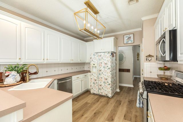 429 N Amherst Drive, West Columbia, TX 77486