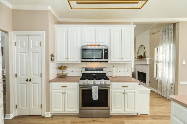 429 N Amherst Drive, West Columbia, TX 77486