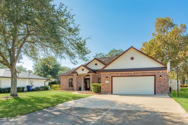 429 N Amherst Drive, West Columbia, TX 77486