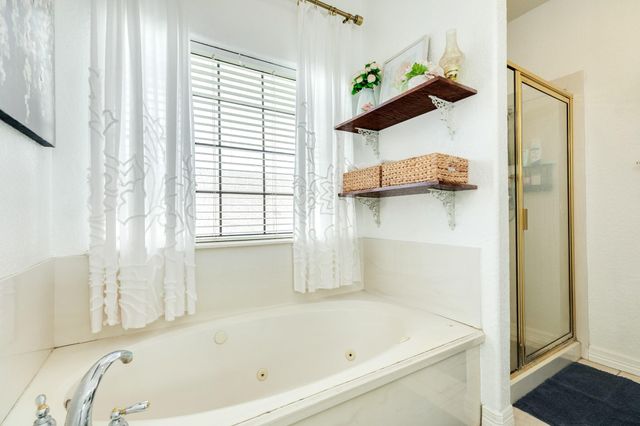 429 N Amherst Drive, West Columbia, TX 77486