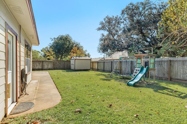 429 N Amherst Drive, West Columbia, TX 77486