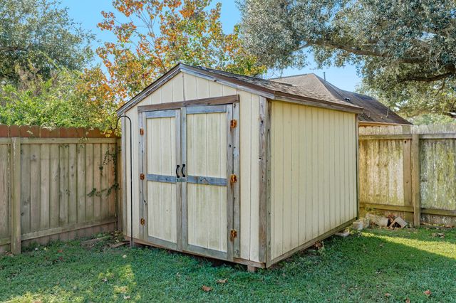 429 N Amherst Drive, West Columbia, TX 77486