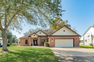 429 N Amherst Drive, West Columbia, TX 77486