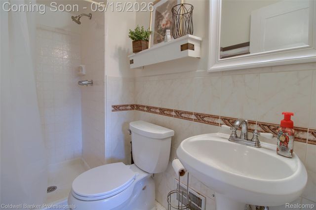 5866 Willow Creek Drive, Canton Charter Township, MI 48187