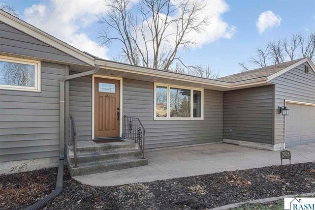 2028 Roe Crest Drive, North Mankato, MN 56003