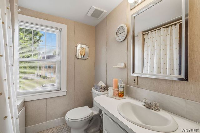825 James Avenue, Niagara Falls, NY 14305