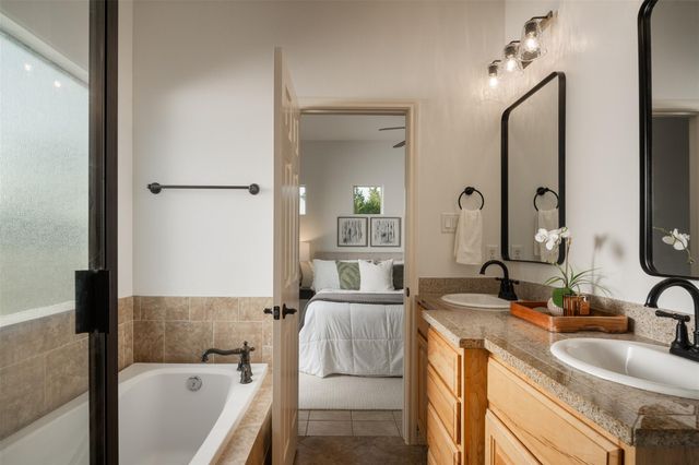 1816 Spring Valley DR, Dripping Springs, TX 78620