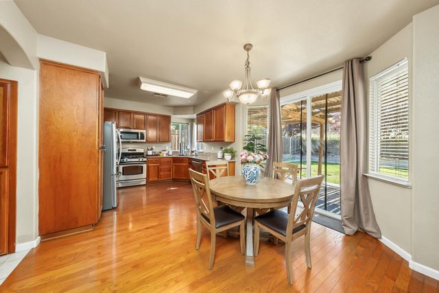 2204 Misty Hollow Dr, Rocklin, CA 95765
