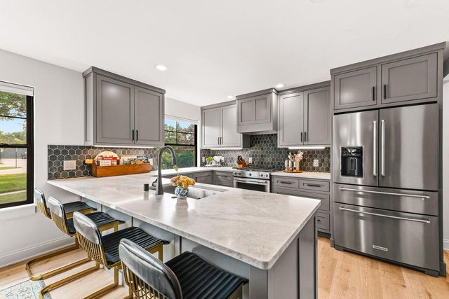 7137 N Santa Monica BOULEVARD, Fox Point, WI 53217