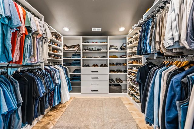 7137 N Santa Monica BOULEVARD, Fox Point, WI 53217