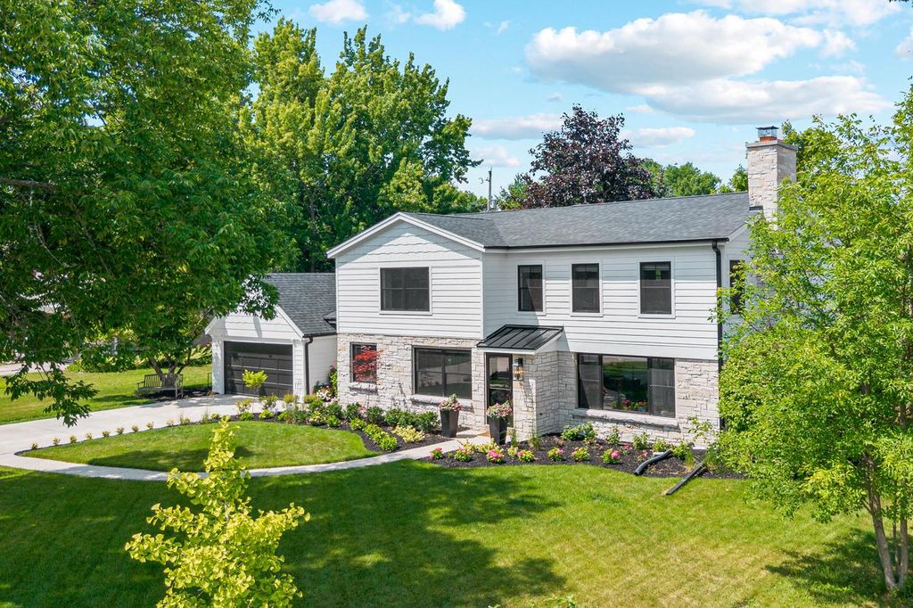 7137 N Santa Monica BOULEVARD, Fox Point, WI 53217