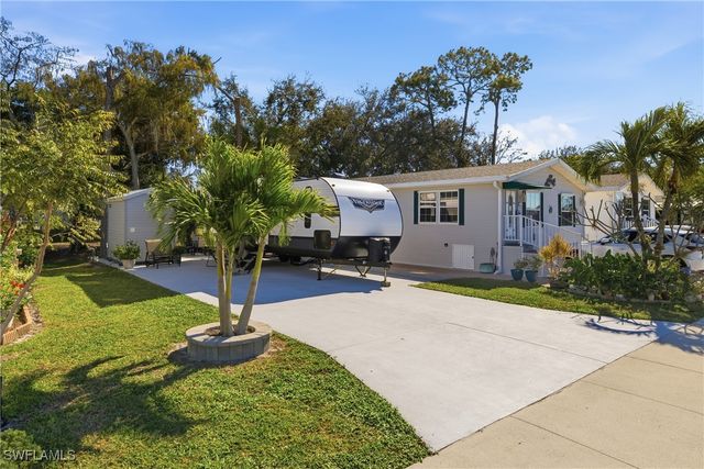 26 Bass LN, Naples, FL 34114