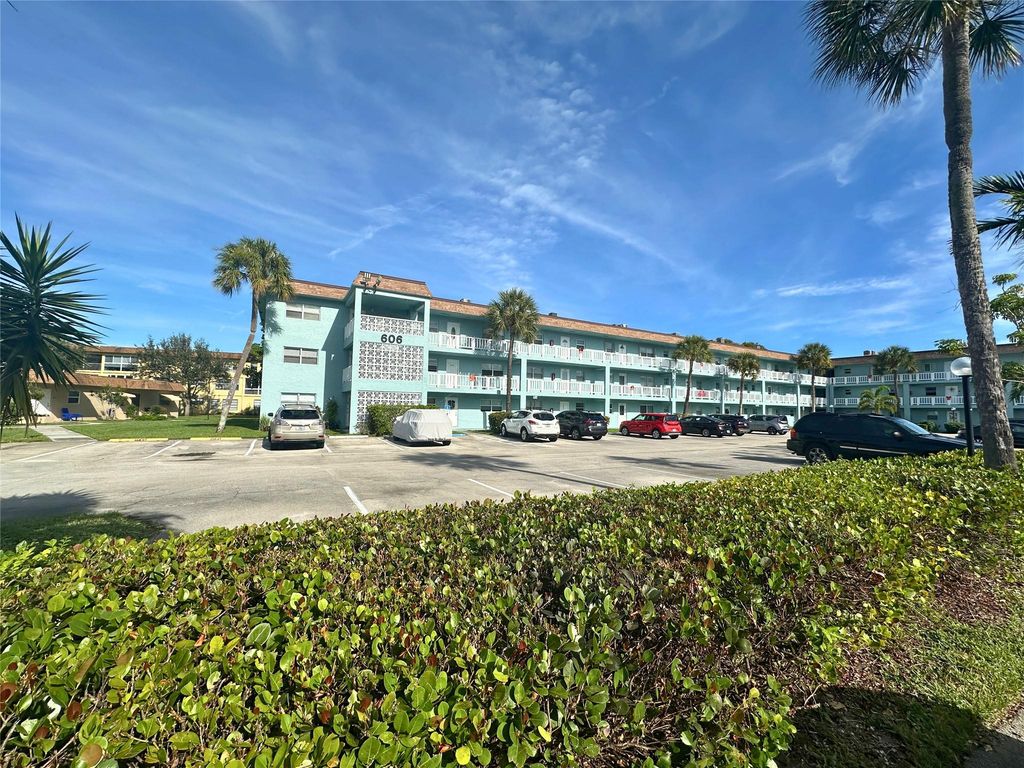 606 SW Natura Blvd 301, Deerfield Beach, FL 33441