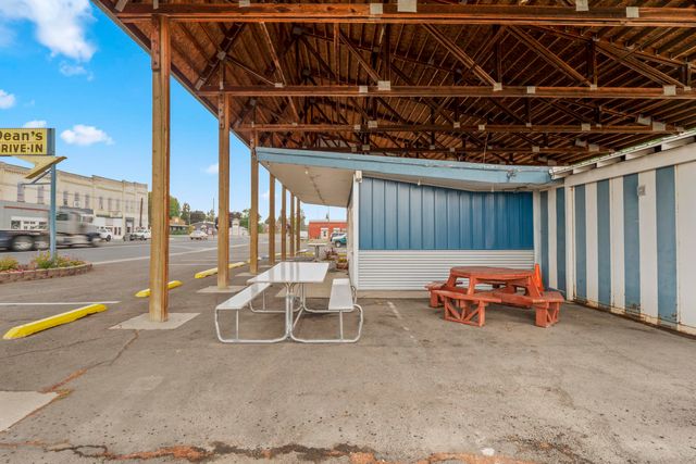 210 W Broadway Ave, Reardan, WA 99029