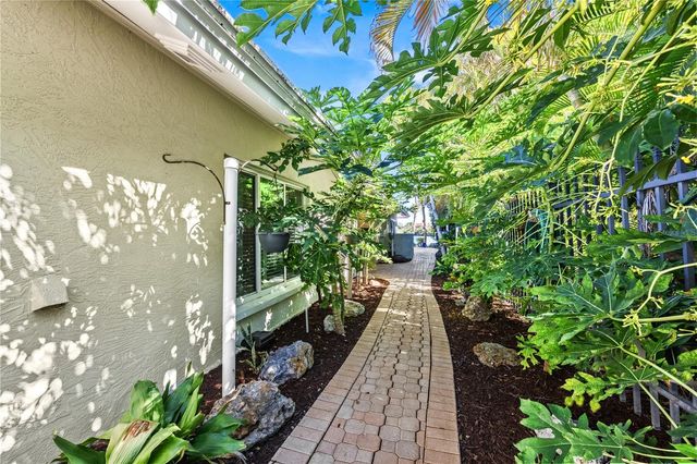 1320 MOONMIST DRIVE B-11, Sarasota, FL 34242