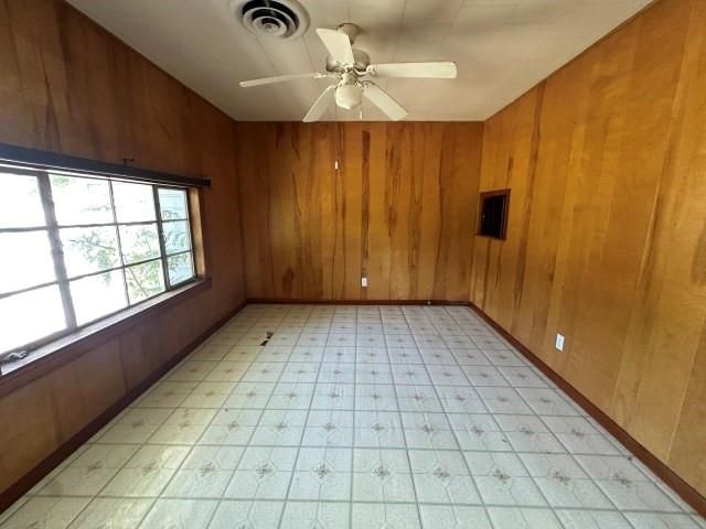 612 S East Street, Edna, TX 77957