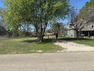 517 Giddings ST, Lexington, TX 78947