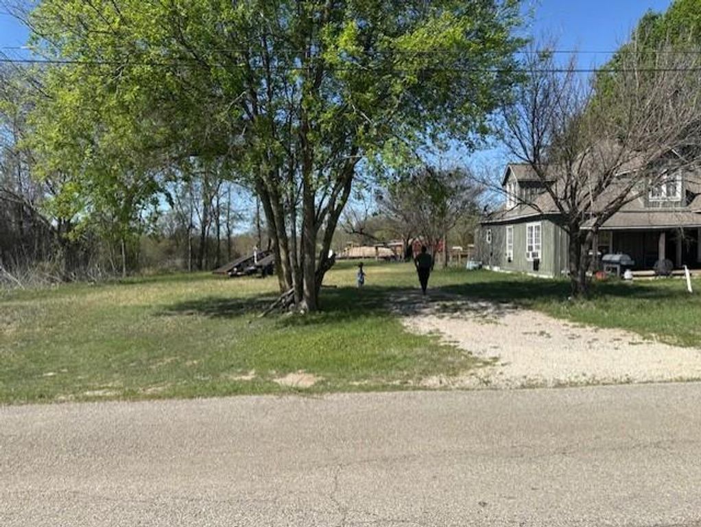 517 Giddings ST, Lexington, TX 78947