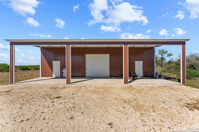 1918 County Road 467, Hondo, TX 78861