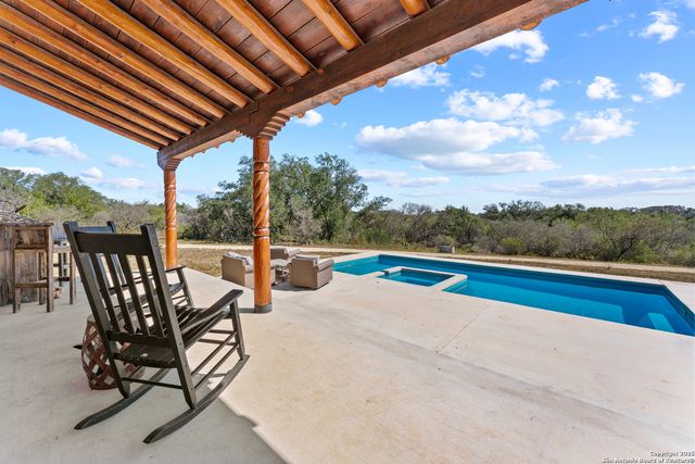 1918 County Road 467, Hondo, TX 78861