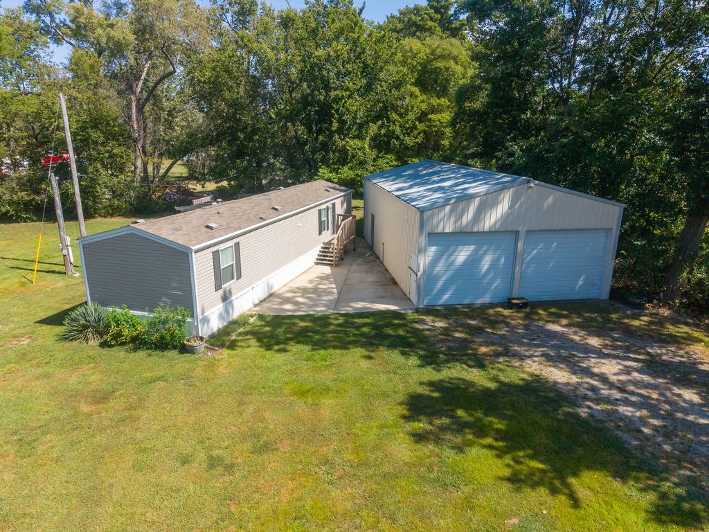 Image 1 of property listing at 1205 N Gary Street, Centralia, IL 62801