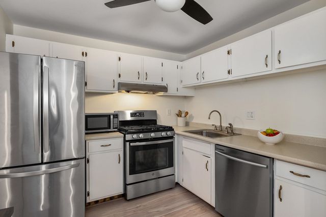 4 Brookside Dr Apt 10, Exeter, NH 03833