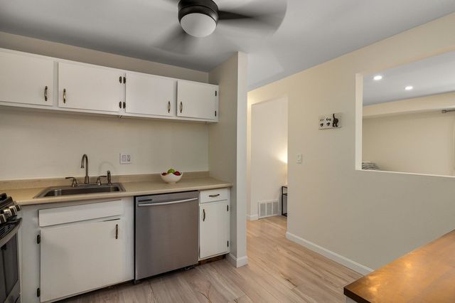 4 Brookside Dr Apt 10, Exeter, NH 03833