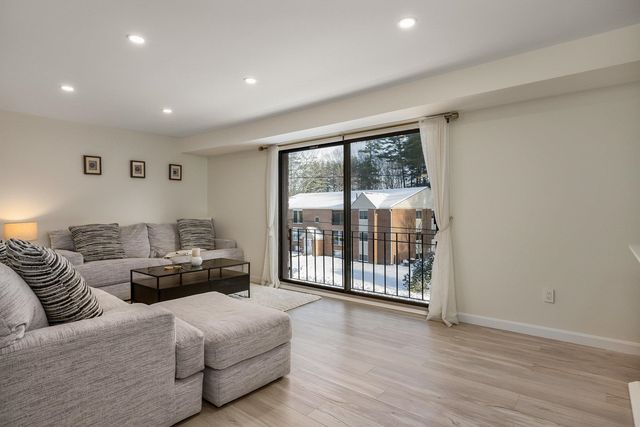 4 Brookside Dr Apt 10, Exeter, NH 03833