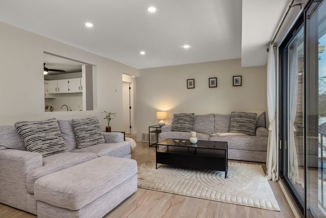 4 Brookside Dr Apt 10, Exeter, NH 03833