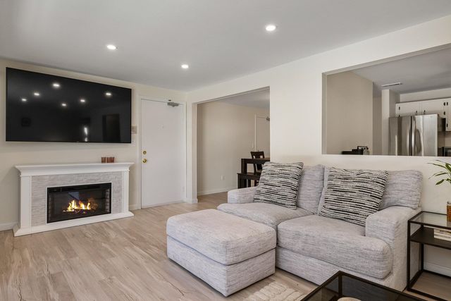 4 Brookside Dr Apt 10, Exeter, NH 03833