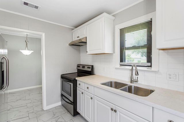 1202 13th Street N, Texas City, TX 77590