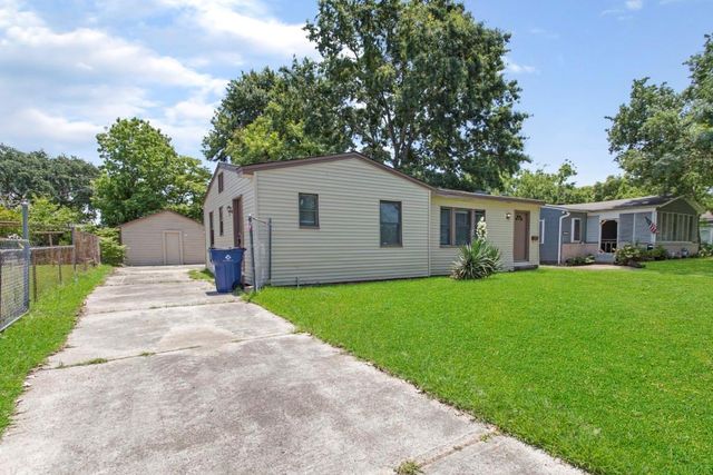 1202 13th Street N, Texas City, TX 77590