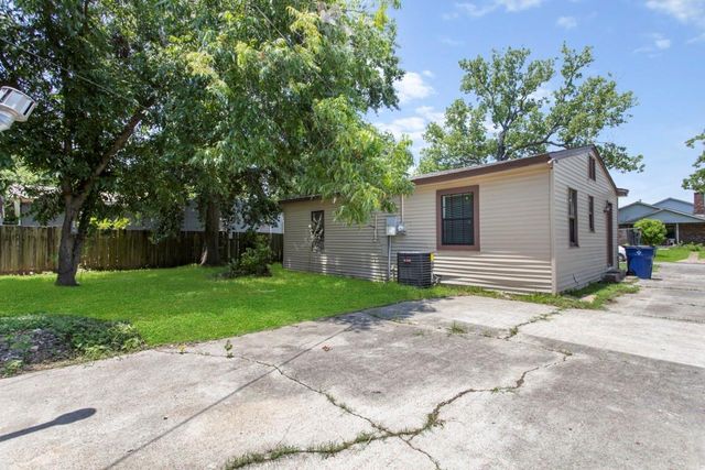 1202 13th Street N, Texas City, TX 77590