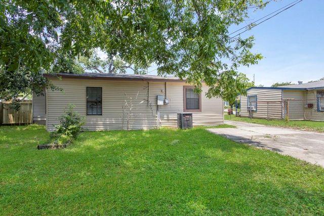 1202 13th Street N, Texas City, TX 77590