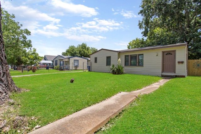 1202 13th Street N, Texas City, TX 77590