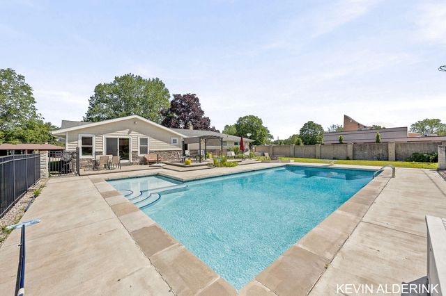 34 W 37th Street, Holland City, MI 49423