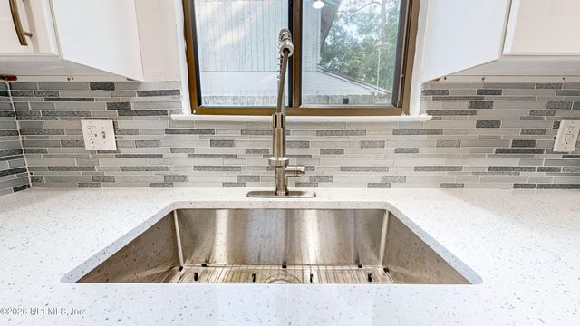 4773 BARNES S, Jacksonville, FL 32207