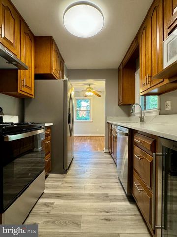 3221 HOLLY HILL DR, Falls Church, VA 22042
