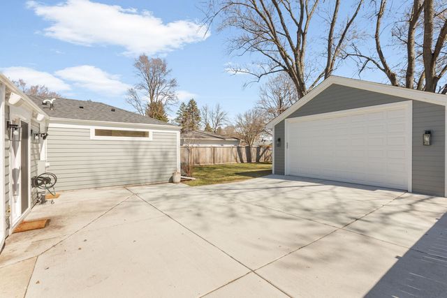 612 Kenwood Avenue, Libertyville, IL 60048